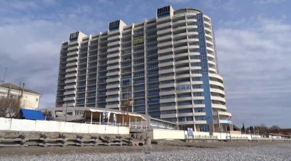 В Сочи  выставили на торги 10 квартир в элитном доме на берегу моря