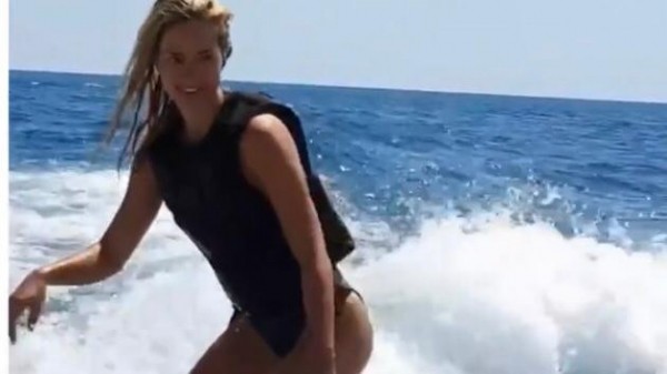 Юлия Паршута продемонстрировала отличные навыки вейксерфинга на море в Сочи (ВИДЕО)