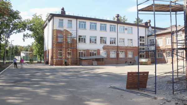 В Краснодаре впервые за 50 лет капитально ремонтируют фасад гимназии № 69 В Краснодаре впервые за 50 лет капитально ремонтируют фасад гимназии № 69