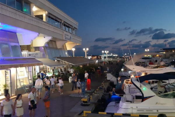 Никогда такого не было и вот опять: Сочи заполонили туристы (фото) Никогда такого не было и вот опять: Сочи заполонили туристы (фото)