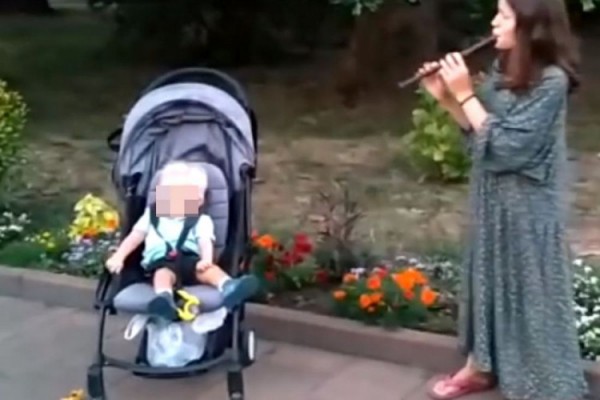 Полуслепая мать из Пензы  зарабатывает на еду игрой на флейте в Сочи