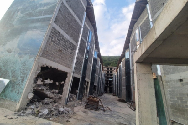 В Красной Поляне Сочи снесли гостиницу-самострой