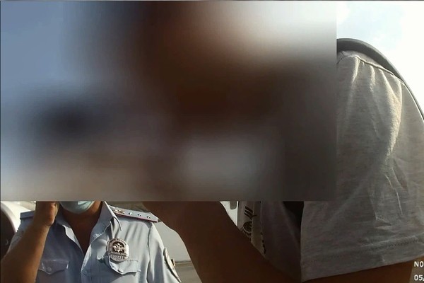 &laquo;Вот мой телефон, начну снимать и это будет чума&raquo;: дебошира авиарейса Сочи-Екатеринбург задержали полицейские (Видео)