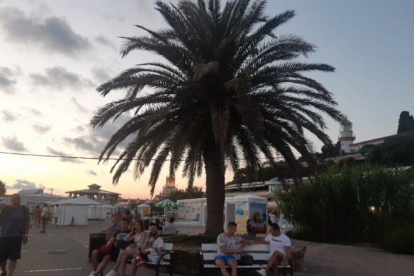 Никогда такого не было и вот опять: Сочи заполонили туристы (фото) Никогда такого не было и вот опять: Сочи заполонили туристы (фото)