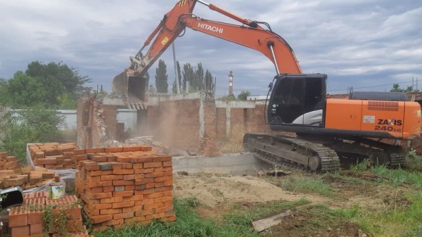 В поселке Индустриальном Краснодара сносят многоквартирный самострой