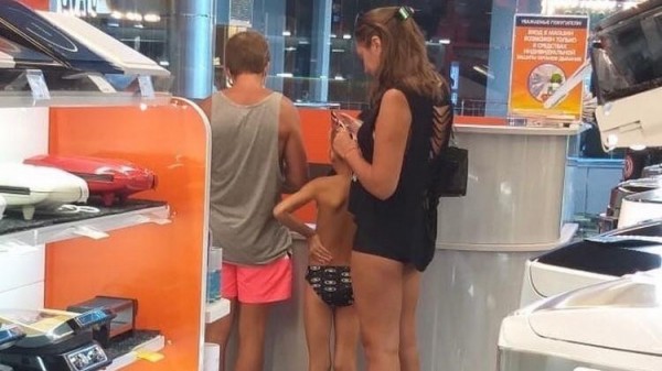 «Без масок, зато в трусах»: жители Сочи негодуют по поводу раздетых туристов в торговых центрах «Без масок, зато в трусах»: жители Сочи негодуют по поводу раздетых туристов в торговых центрах
