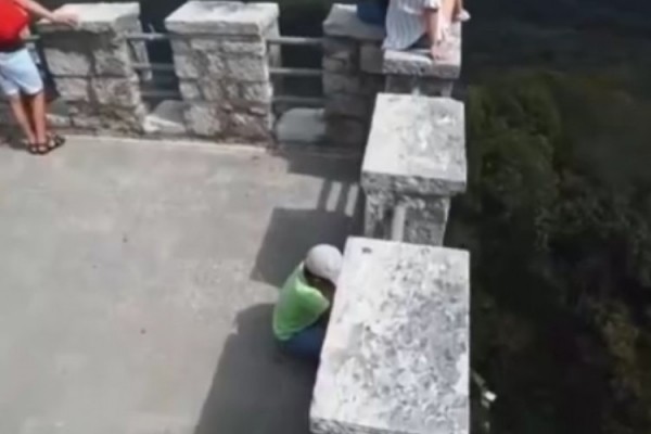 Страшно красиво: В Сочи парень устроил прыжки на башне Ахун (Видео) Страшно красиво: В Сочи парень устроил прыжки на башне Ахун (Видео)