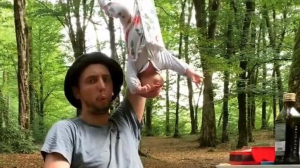 &laquo;Играют как с куклой&raquo;: в Сочи родители сняли издевательства над младенцем на видео (ВИДЕО)