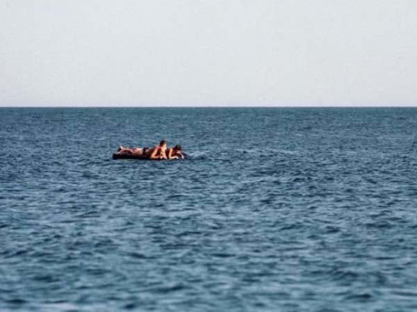 Подвыпивших туристов унесло в море на матрасе в районе Сочи 