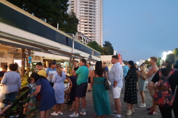 Никогда такого не было и вот опять: Сочи заполонили туристы (фото) Никогда такого не было и вот опять: Сочи заполонили туристы (фото)