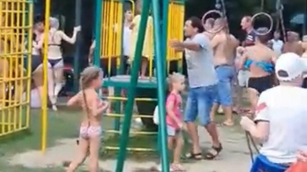 В Сочи на базе отдыха мужчины и женщины устроили массовую драку (ВИДЕО) В Сочи на базе отдыха мужчины и женщины устроили массовую драку (ВИДЕО)