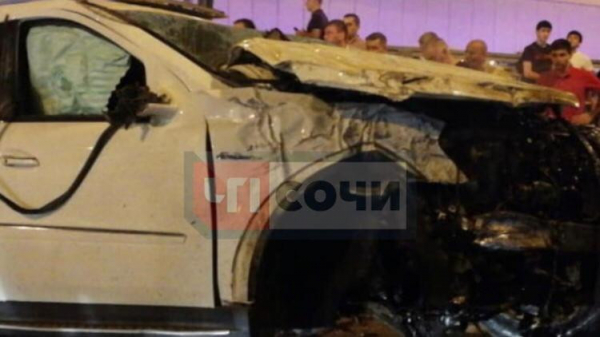В Сочи водитель "Мерседеса" потерял управление и врезался в бетонную стену (ВИДЕО) 