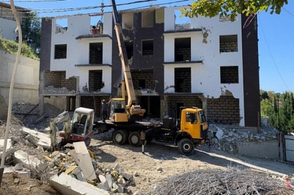 В Сочи сносят 7-этажный самострой