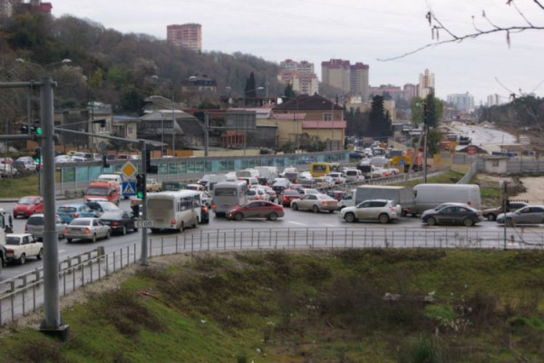 В Сочи меняют схему движения на трех улицах, надеясь ликвидировать пробки В Сочи меняют схему движения на трех улицах, надеясь ликвидировать пробки