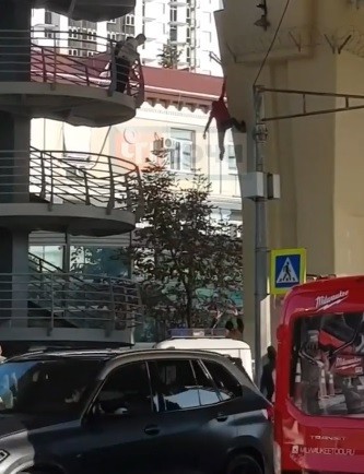 Мужчина в центре Сочи сорвался с опоры моста Мужчина в центре Сочи сорвался с опоры моста