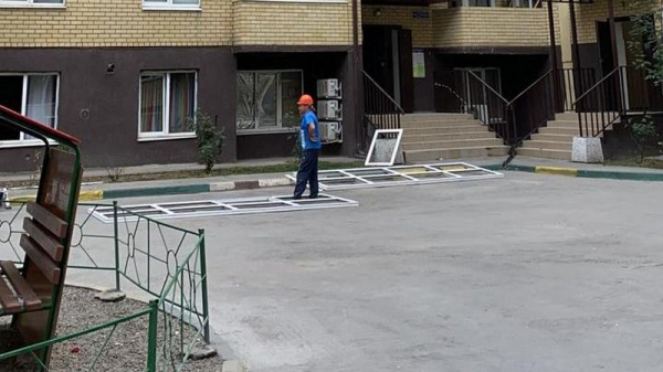 В подъездах пострадавшего при пожаре дома по ул. Российской в Краснодаре меняют окна