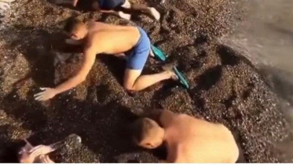 В Сочи на пляже мужчины закопали женщин в песок (ВИДЕО)
