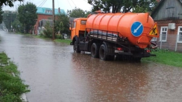 На улицах Краснодара дежурит спецтехника и мотопомпы На улицах Краснодара дежурит спецтехника и мотопомпы