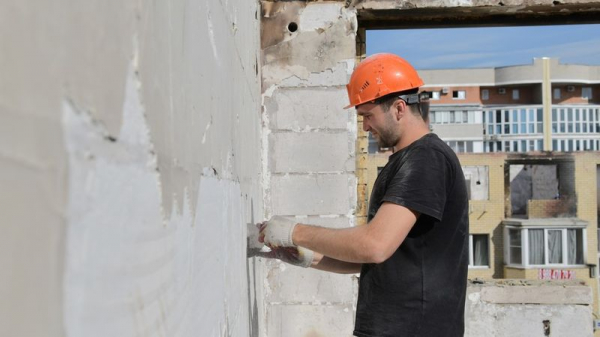 В поврежденном пожаром доме по ул. Российской в Краснодаре продолжаются восстановительные работы