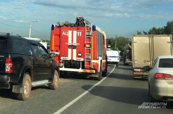 В Геленджике пожарные потушили загоревшийся кинотеатр «Буревестник» В Геленджике пожарные потушили загоревшийся кинотеатр «Буревестник»