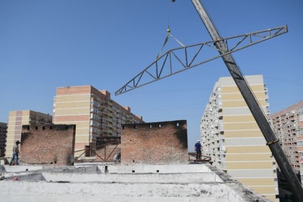 В пострадавшем при пожаре доме в Краснодаре приступили к монтажу кровли В пострадавшем при пожаре доме в Краснодаре приступили к монтажу кровли