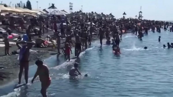 Лето продлевается до ноября: в Сочи туристы "похитили" море (ВИДЕО)