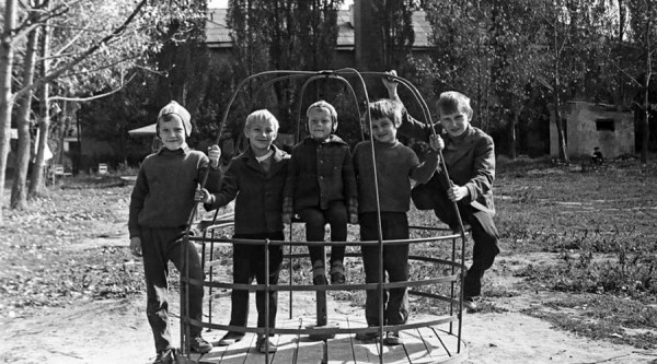 А у нас во дворе. Любимые игры советских детей