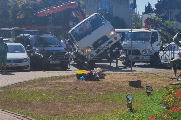 В Сочи, при попытке забрать авто на штрафстоянку, опрокинулся эвакуатор (Видео) В Сочи, при попытке забрать авто на штрафстоянку, опрокинулся эвакуатор (Видео)