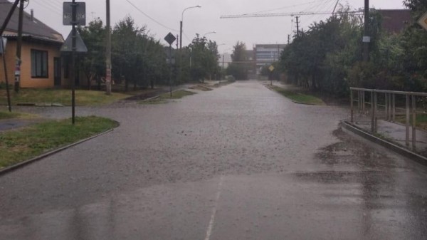 В Краснодаре спецтехника ликвидирует локальные подтопления на проезжей части В Краснодаре спецтехника ликвидирует локальные подтопления на проезжей части