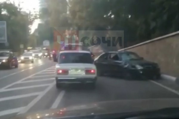 В Сочи чёрная “Приора” насмерть сбила женщину на пешеходной "зебре" В Сочи чёрная “Приора” насмерть сбила женщину на пешеходной "зебре"