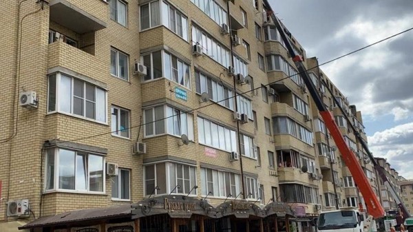 В подъездах пострадавшего при пожаре дома по ул. Российской в Краснодаре меняют окна