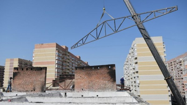 В пострадавшем при пожаре доме по ул. Российской Краснодара приступили к монтажу кровли