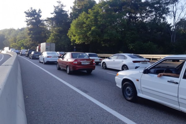 Почему автомобилисты покидают Сочи?: на выезд из города вновь 10-балльные пробки (ВИДЕО)