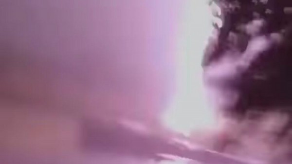 Сочи наготове: в Краснодарском крае молния ударила в десятке метров от уличного кафе (ВИДЕО) Сочи наготове: в Краснодарском крае молния ударила в десятке метров от уличного кафе (ВИДЕО)