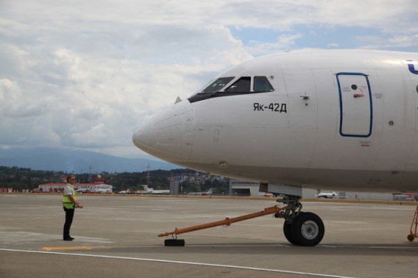 Туристы застряли в Сочи из-за неисправного самолета, который дважды не смог набрать высоту
