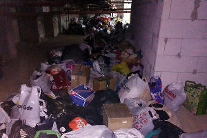 «Не было сил улыбаться каждому, просто вышли и помогаем». Как собирают гуманитарную помощь для погорельцев в Музыкальном