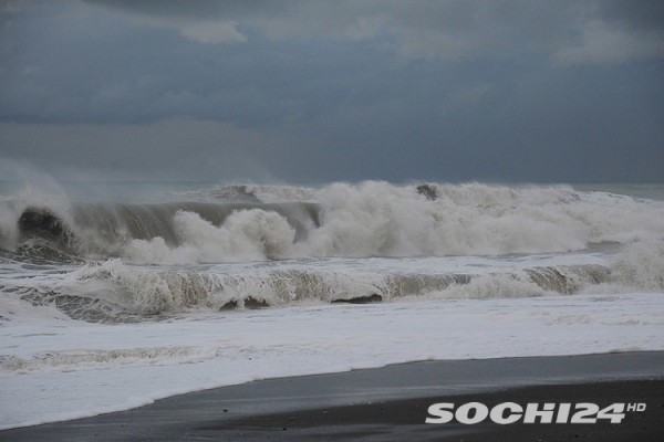 В Сочи ждут ливней, усиление ветра и шторм