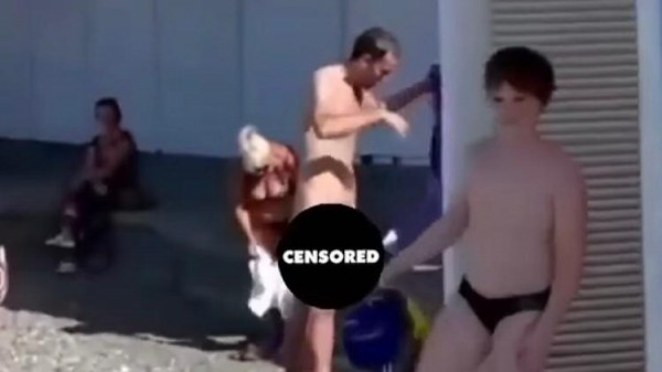 В Сочи отдыхающие возмутились поведением голого мужчины на городском пляже(ВИДЕО) В Сочи отдыхающие возмутились поведением голого мужчины на городском пляже(ВИДЕО)