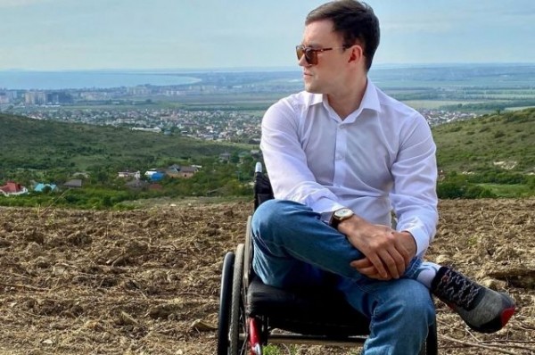 Одной рукой держал, другой грёб. Как инвалид-колясочник спас человека
