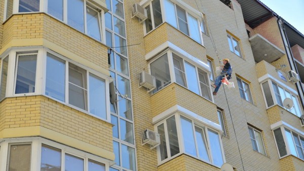 В пострадавшем от пожара доме по ул. Российской в Краснодаре готовят квартиры к заселению