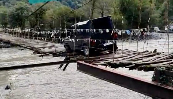 В Абхазии экстремал совершил опасный "трюк" на шатком подвесном мосту (ВИДЕО) 