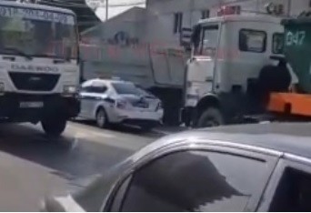 В Сочи мусоровоз въехал в зад полицейской машине (Видео) В Сочи мусоровоз въехал в зад полицейской машине (Видео)