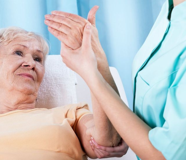 Врач назвал два главных симптома, указывающие на наступление тяжелой формы COVID-19