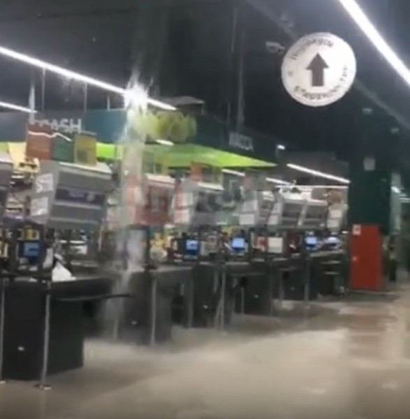 Ливни затопили один из сочинских супермаркетов (ВИДЕО) Ливни затопили один из сочинских супермаркетов (ВИДЕО)