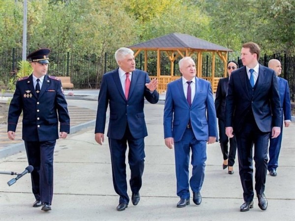 Глава МВД России в Сочи почтил память погибших правоохранителей и вручил ключи от квартир полицейским Глава МВД России в Сочи почтил память погибших правоохранителей и вручил ключи от квартир полицейским