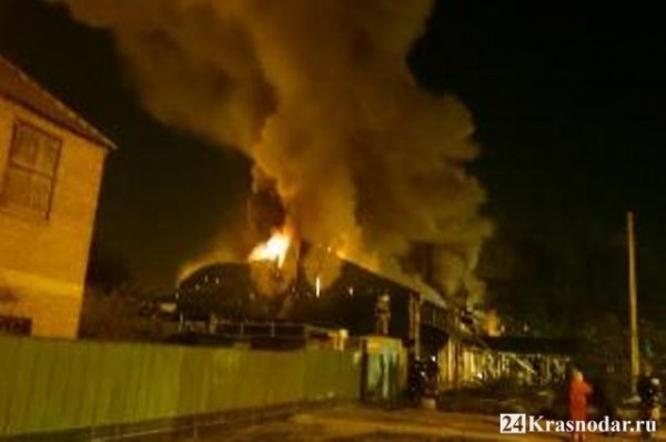 В Краснодаре вспыхнул банный комплекс