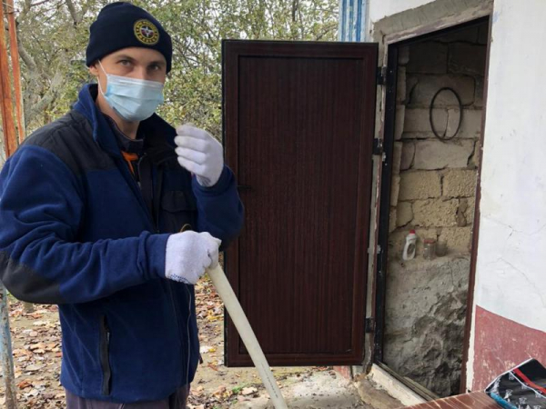 Сразу пять змей поймали спасатели в частном жилом доме в Краснодарском крае Сразу пять змей поймали спасатели в частном жилом доме в Краснодарском крае