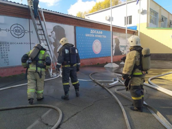 На улице Береговой в Краснодаре тушат пожар площадью в 700 кв.м На улице Береговой в Краснодаре тушат пожар площадью в 700 кв.м