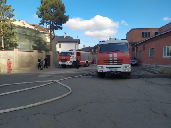 На улице Береговой в Краснодаре тушат пожар площадью в 700 кв.м На улице Береговой в Краснодаре тушат пожар площадью в 700 кв.м