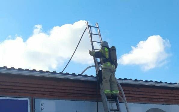 На улице Береговой в Краснодаре тушат пожар площадью в 700 кв.м На улице Береговой в Краснодаре тушат пожар площадью в 700 кв.м